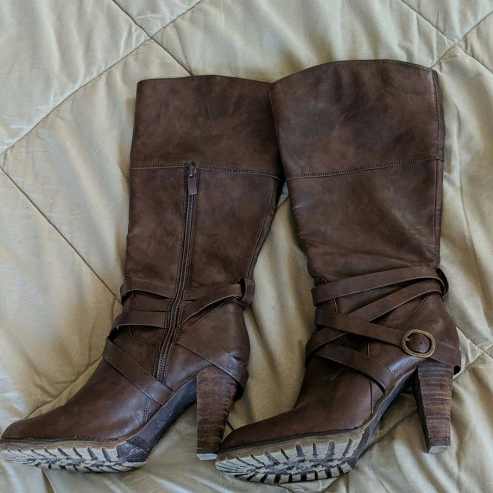 Boots - Picture 3 of 6